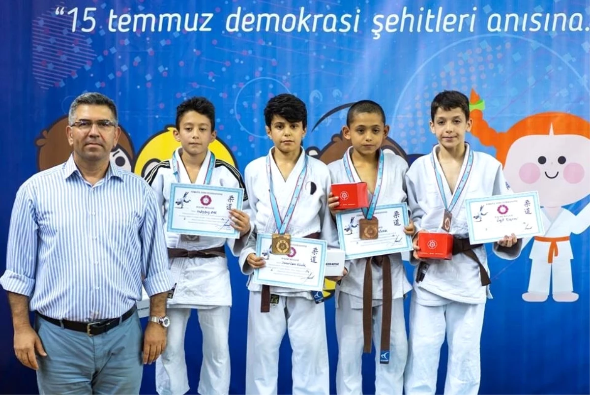 Manisa Büyükşehir\'in Minik Judocuları İzmir\'de Ter Döktü
