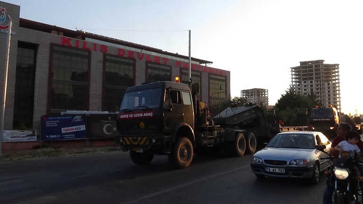 Münbiç ile Tel Rıfat Sınırına Sevkıyat Sürüyor