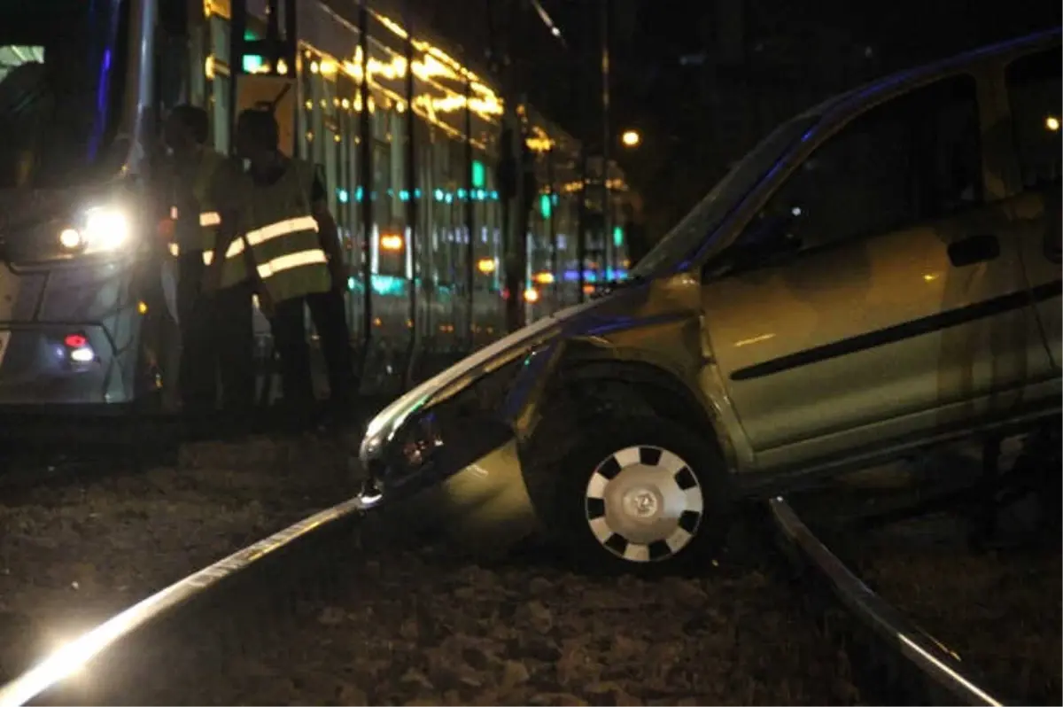 Otomobil Tramvay Yoluna Uçtu, Tramvay Seferleri Aksadı