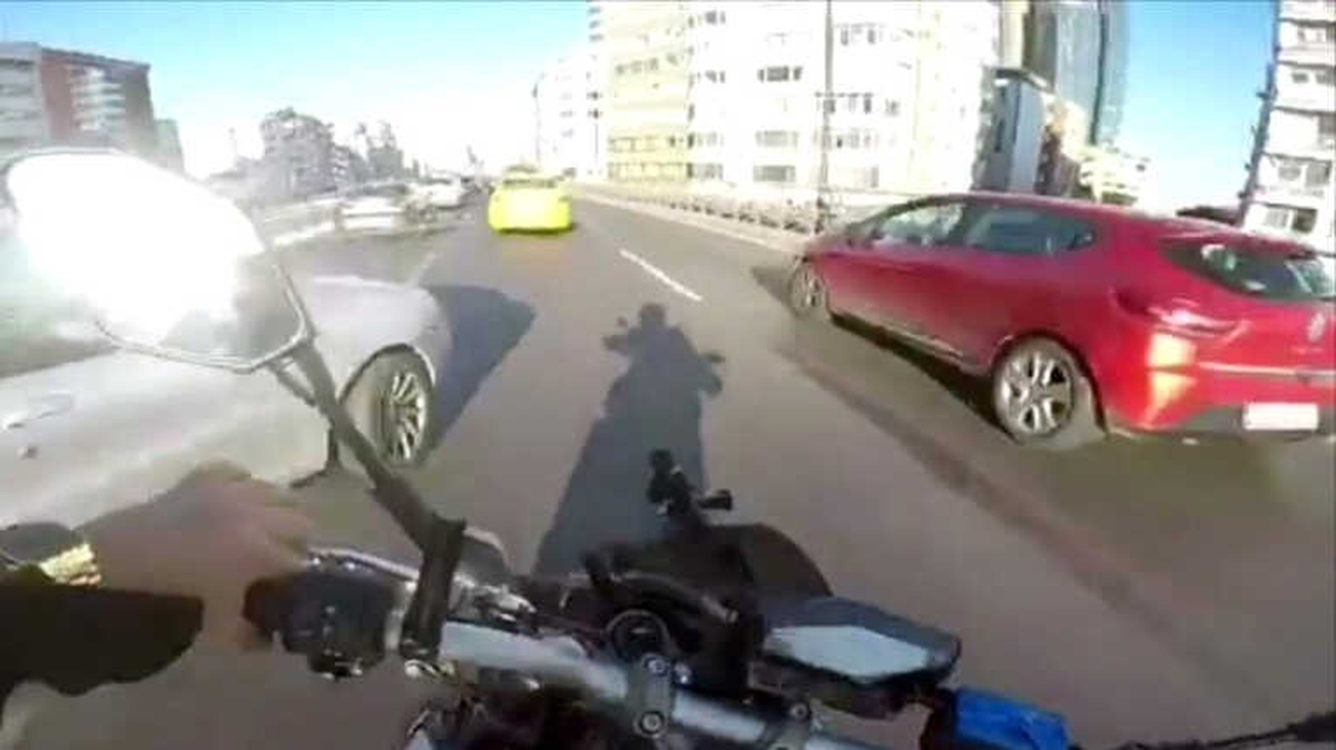 E-5 Karayolunda Motosikletlinin Kıl Payı Ölümden Döndüğü Anlar Kamerada