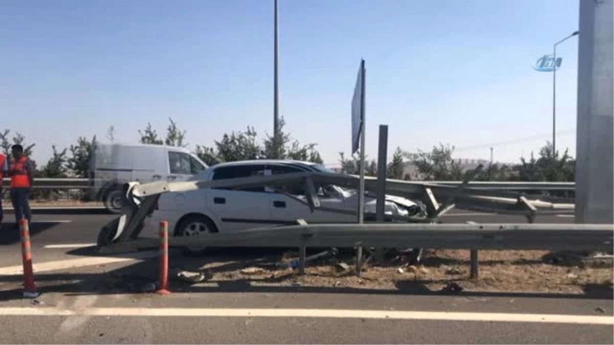 Şanlıurfa\'da Otomobil Bariyere Çarptı: 5\'i Çocuk, 7 Yaralı