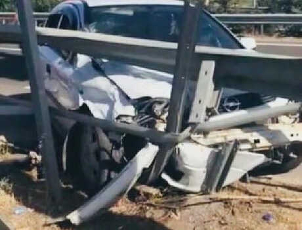 Şanlıurfa\'da Otomobil Bariyerlere Çarptı: 7 Yaralı