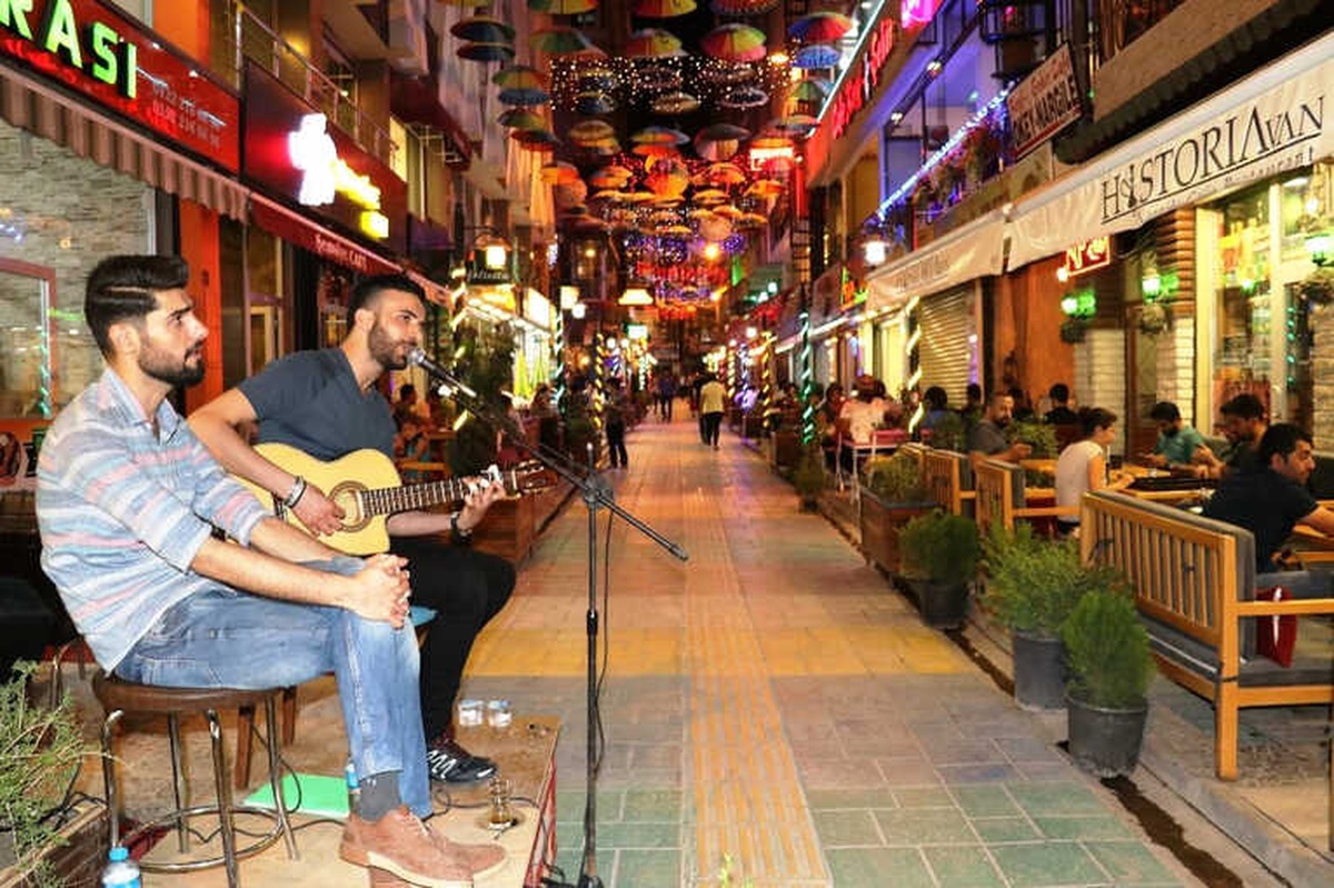 Şemsiyeli Sokak\'ta Canlı Müzik Hizmeti