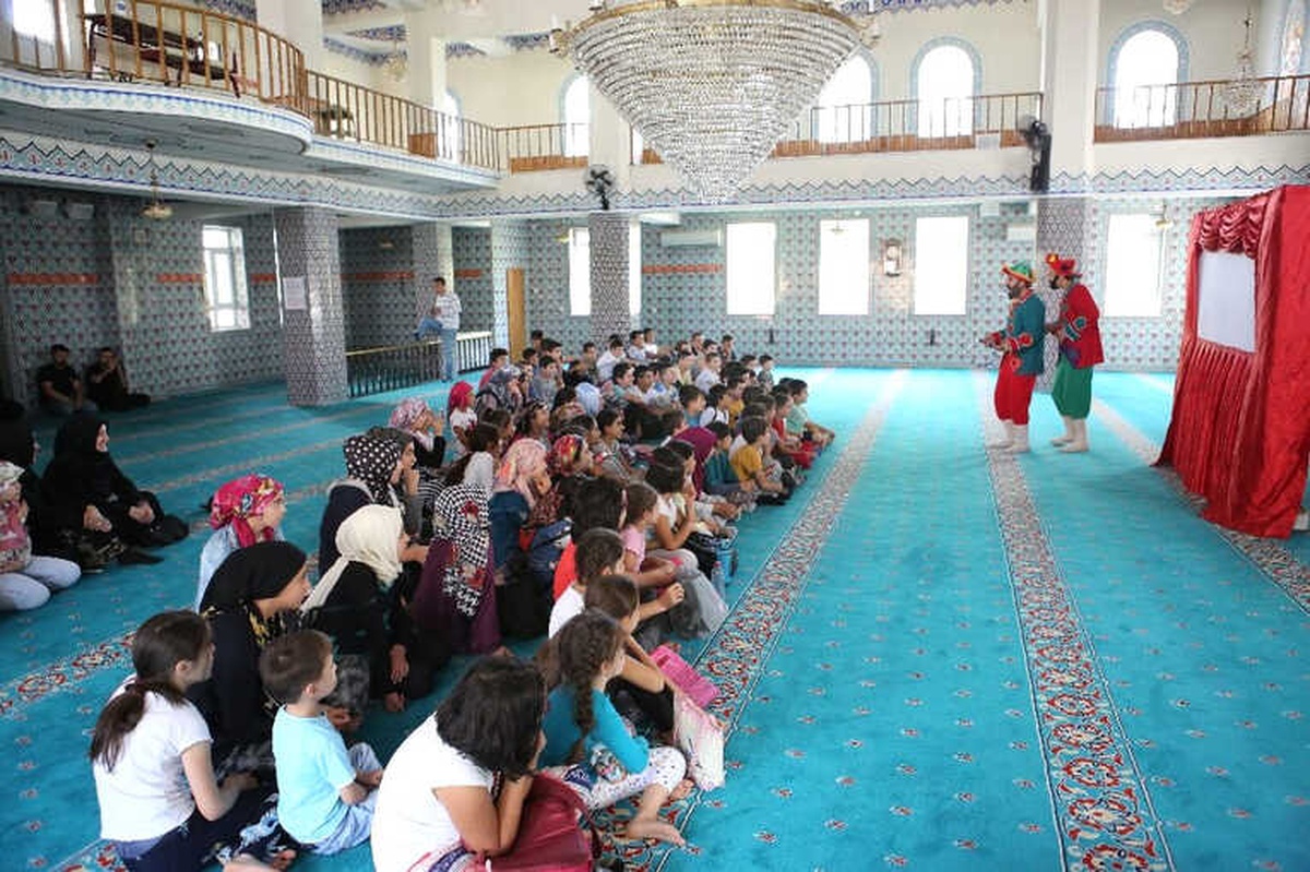 Sincan\'da Çocuklar Camilere Güle Oynaya Gidiyor