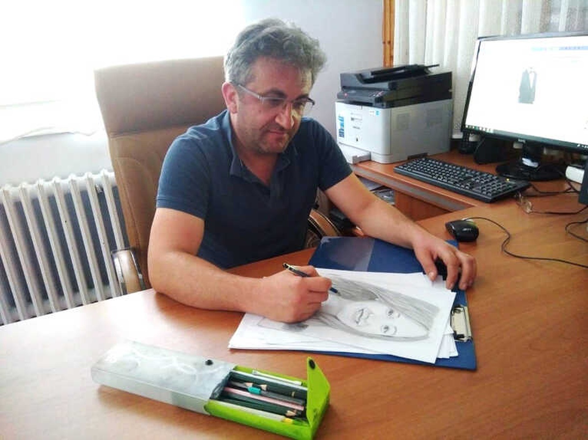 Yaptığı Kara Kalem Resim ve Karikatürler Büyük İlgi Görüyor