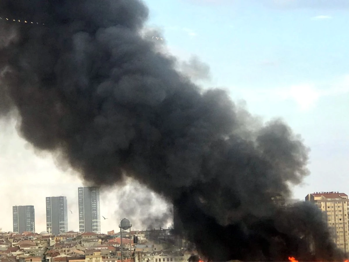 Zeytinburnu\'nda Eski Tekstil Atölyesinde Korkutan Yangın