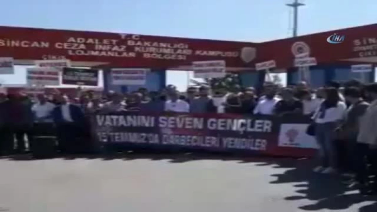 AK Parti Ankara Gençlik Kolları Sincan Adliyesi Önünde Toplandı