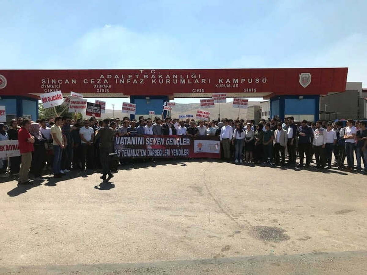 AK Parti Ankara Gençlik Kolları Sincan Adliyesi Önünde Toplandı