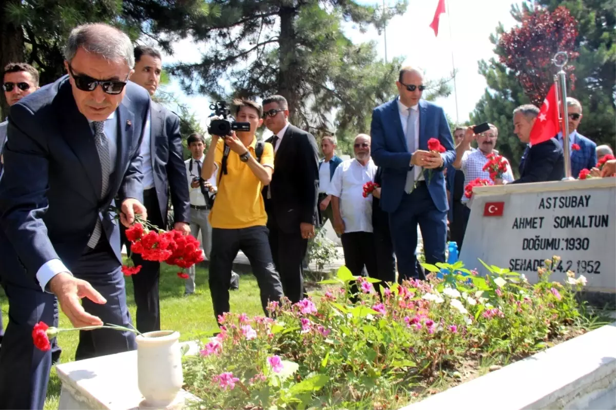 Bakan Akar Kayseri\'de Hava Şehitliğini Ziyaret Etti