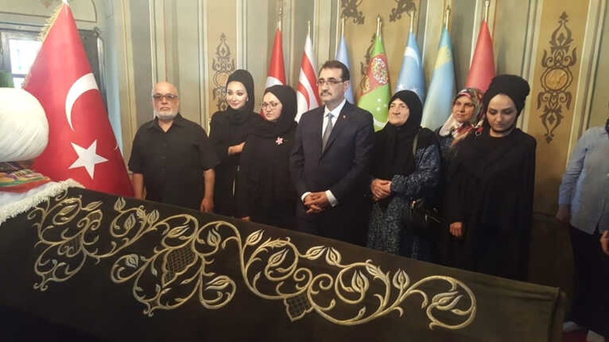 Bakan Dönmez, Ailece Ertuğrulgazi Türbesi\'nde Dua Etti