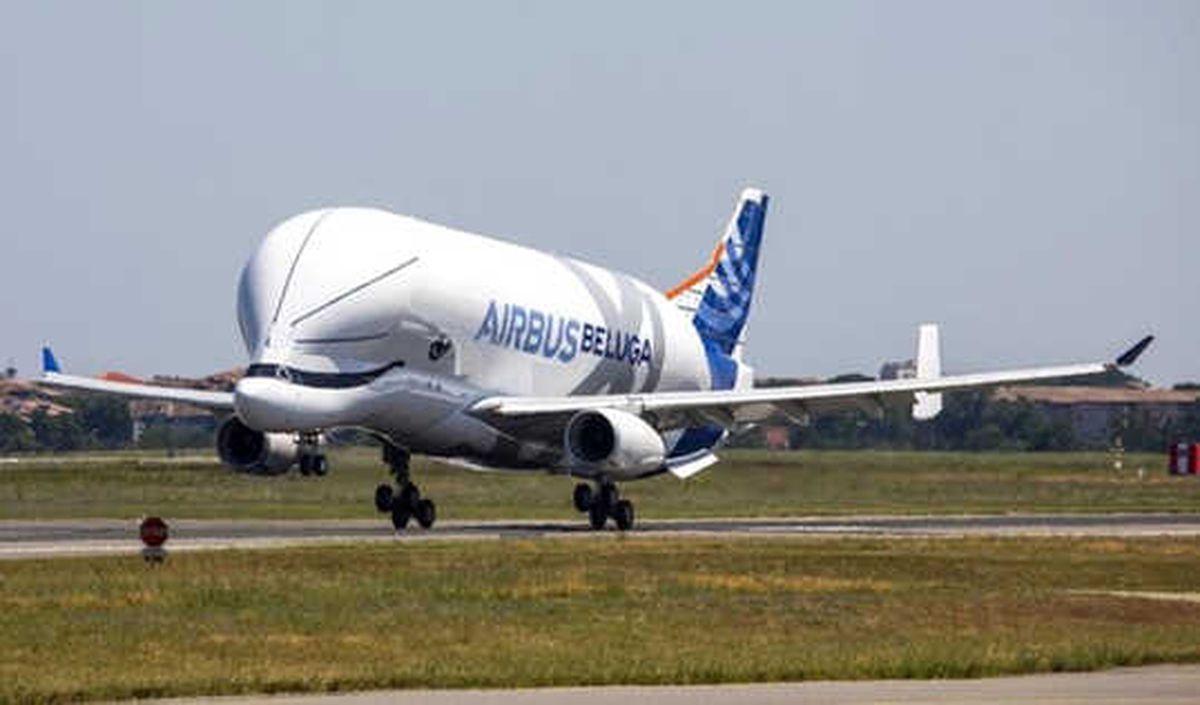 Balina Görünümlü\' Kargo Uçağı Gökyüzünde