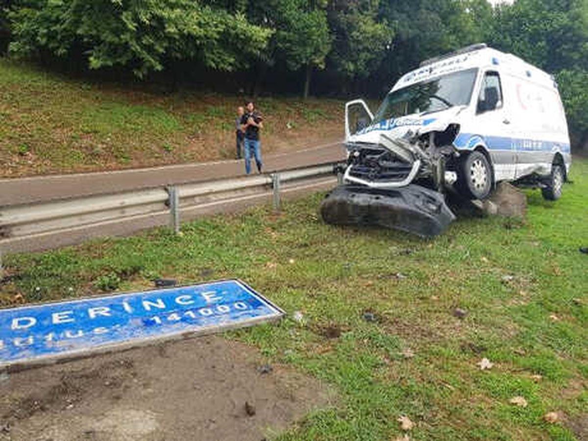 Bariyeri Aşan Ambulans İlçe Tabelasına Çarptı: 3 Yaralı