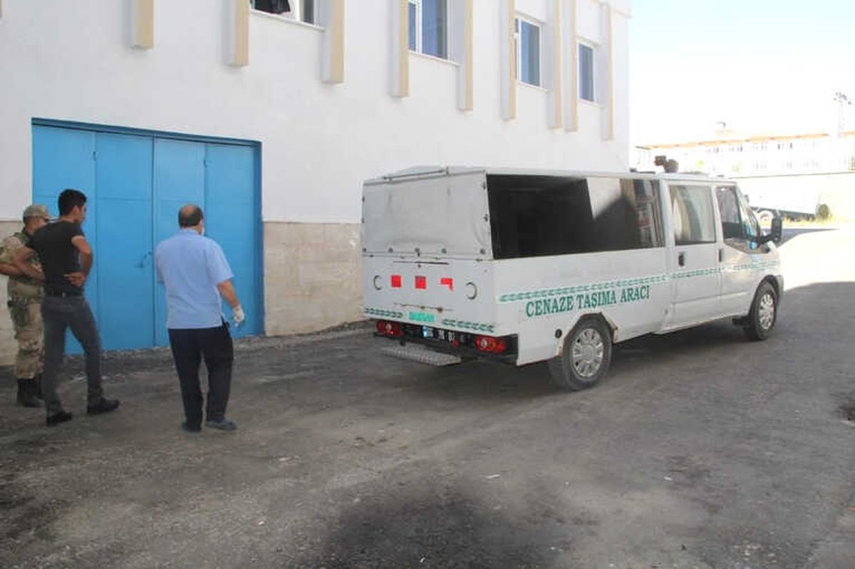 Başkale\'de Yarı Gömülü Ceset Bulundu