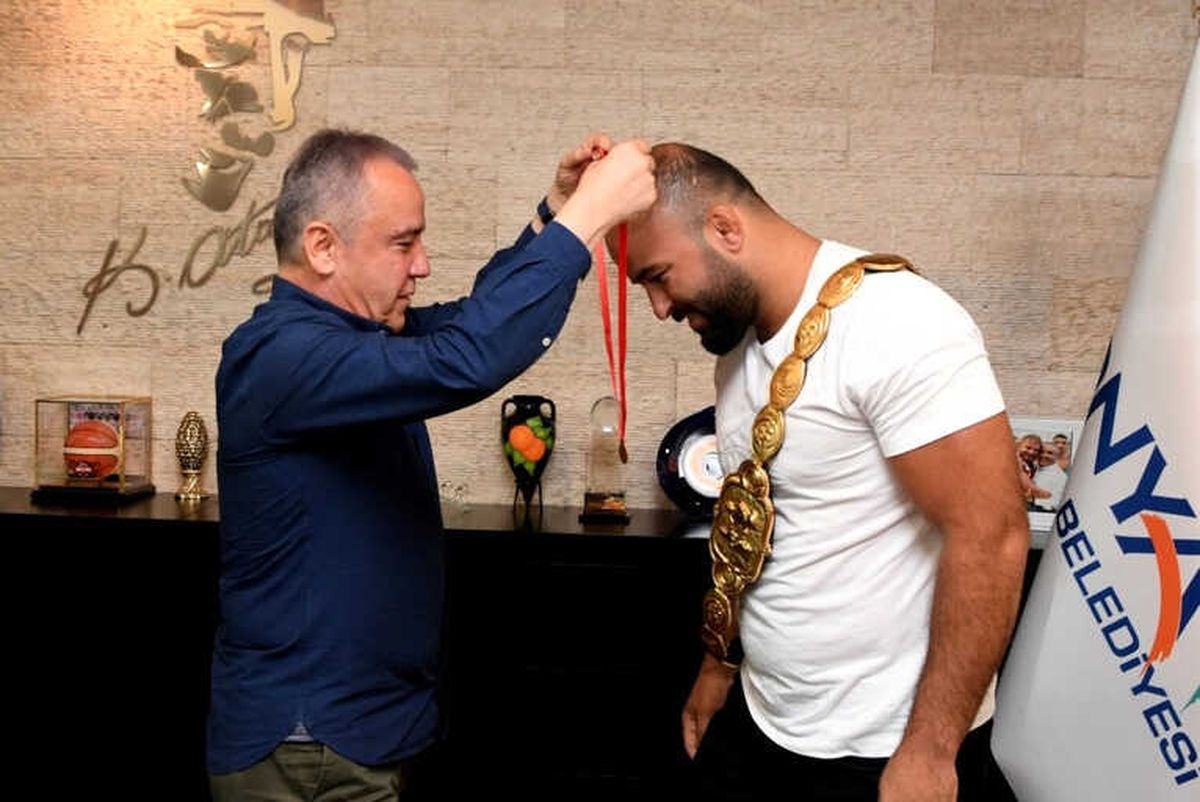 Başkan Böcek, Orhan Okulu\'yu Tebrik Etti
