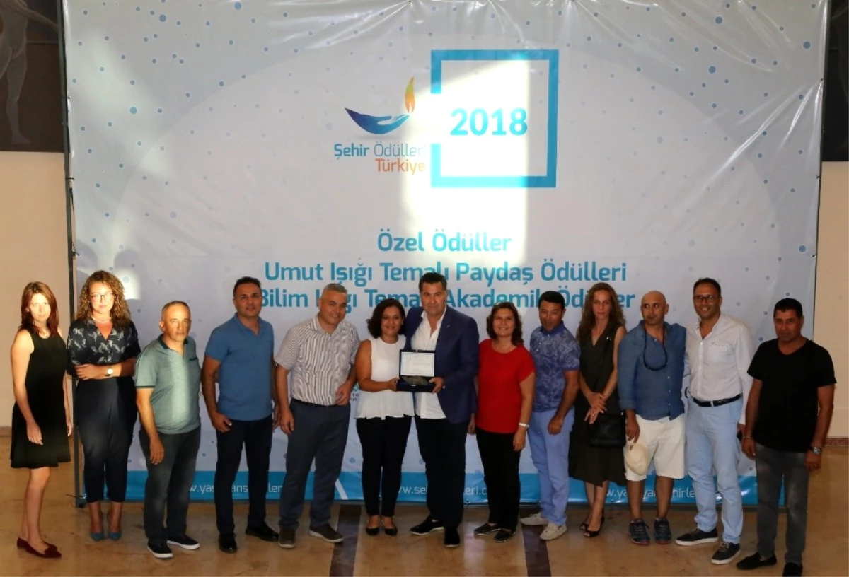 Başkan Kocadon\'a Yılın Doğa Dostu Şehri Ödülü Verildi