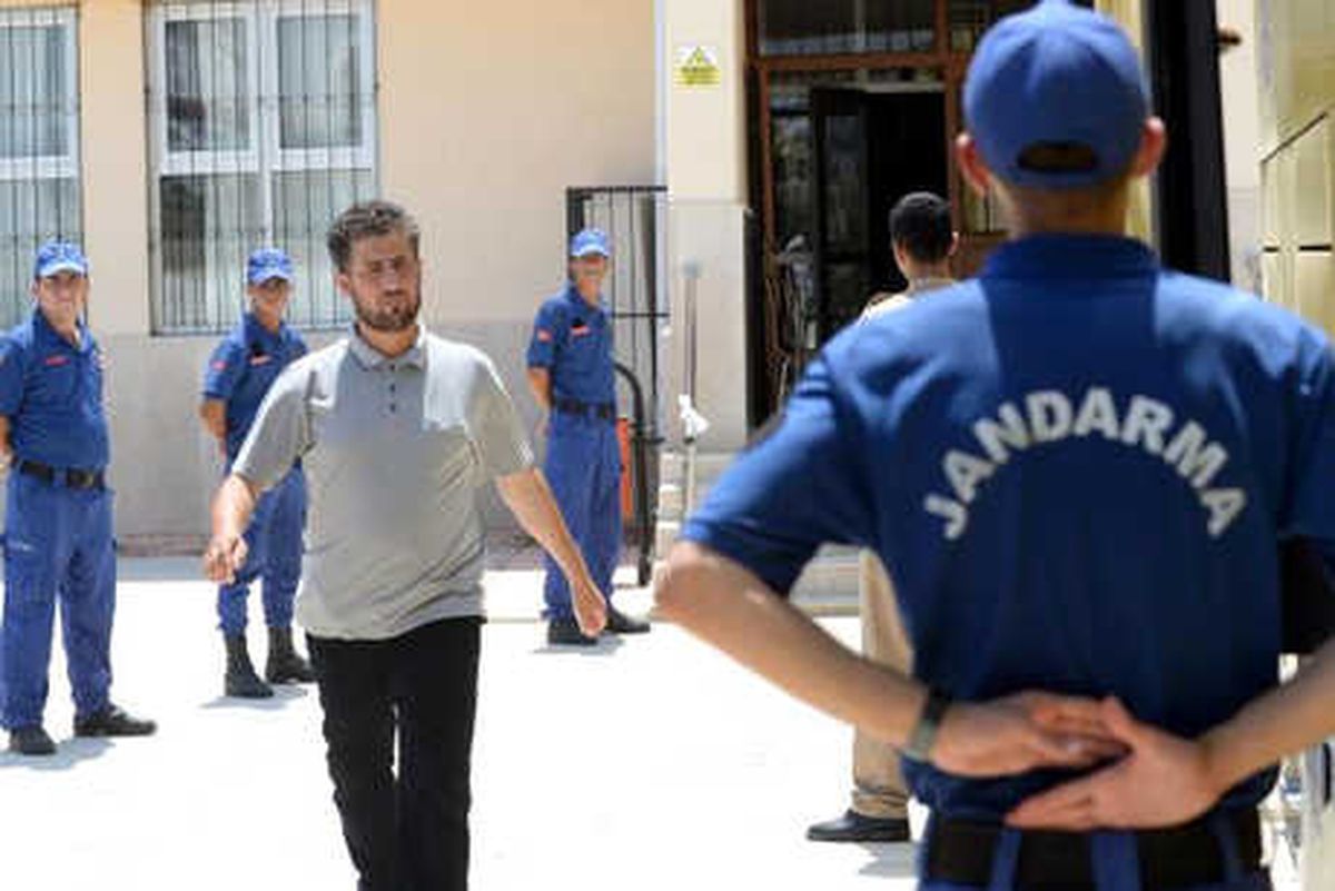 Batan Tekneden Kurtulan 90 Göçmen, Göç İdare Merkezi\'ne Sevk Edildi