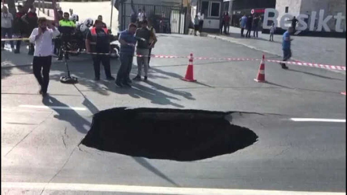Beşiktaş\'ta Yol Çöktü