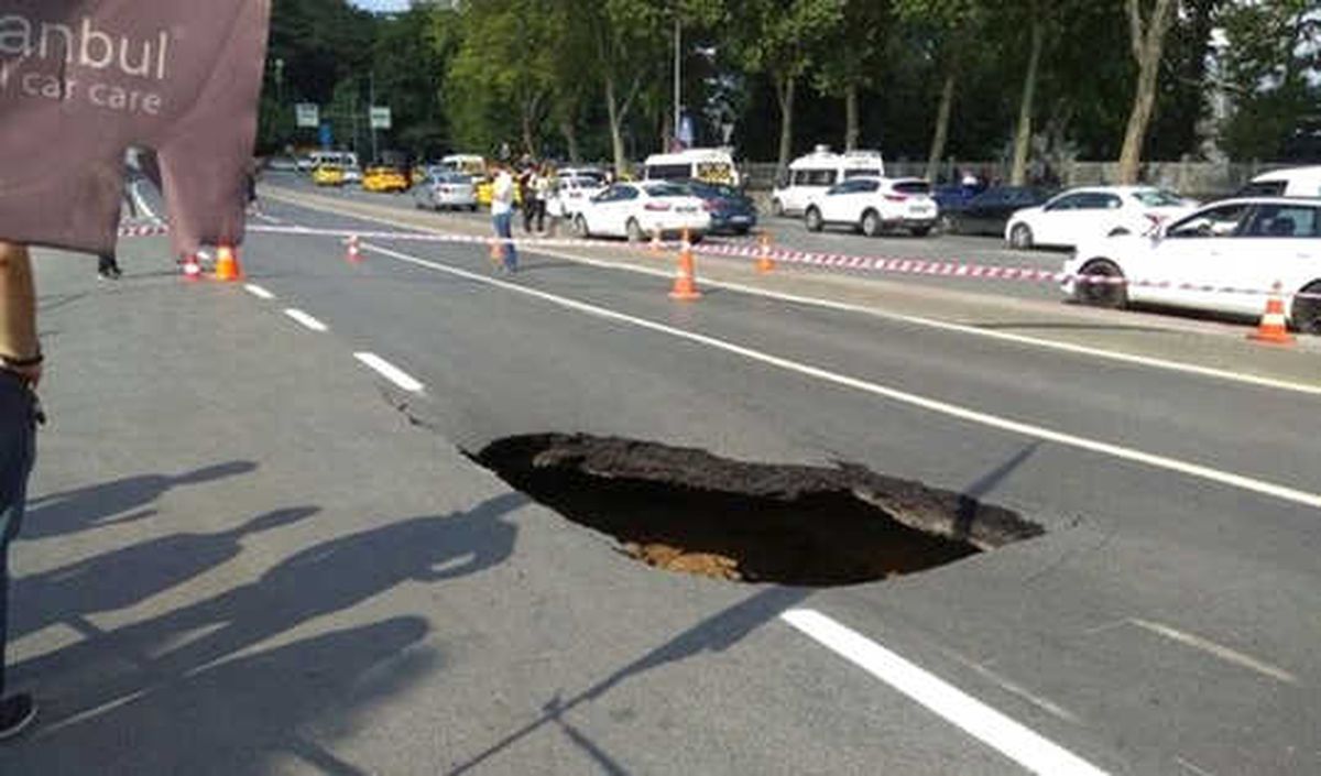 Beşiktaş\'ta Yol Çöktü