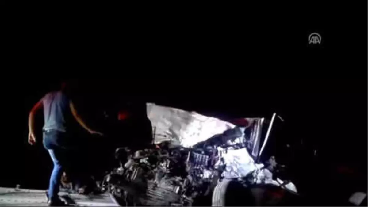 Şanlıurfa\'da Feci Kaza! İki Otomobil Birbirine Girdi: 2 Ölü, 2 Yaralı