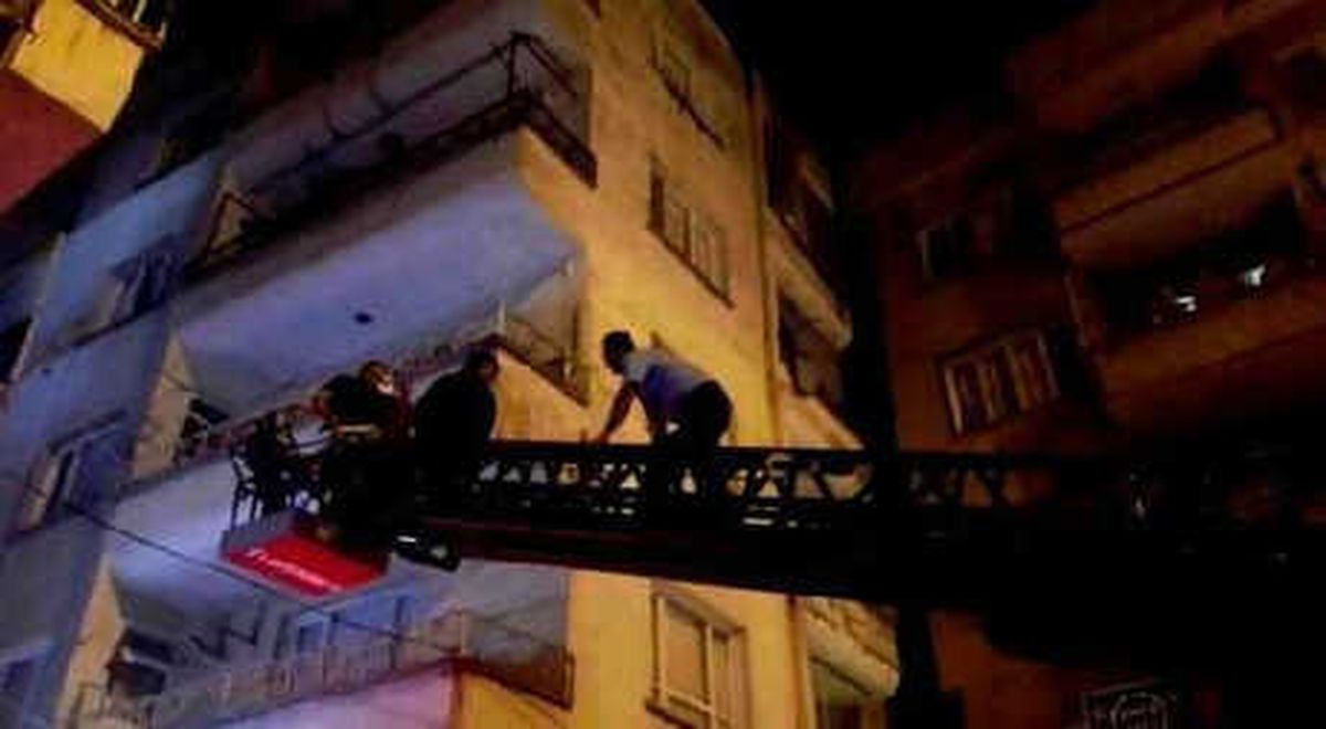 Birecik\'te Yangında Mahsur Kalan Aileyi İtfaiye Kurtardı
