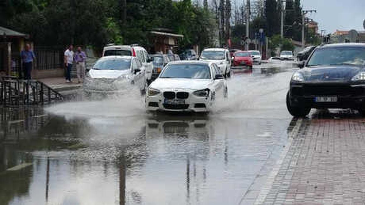 Darıca\'da Yağmur Etkili Oldu; İtfaiye Aracı Geçerken Yol Çöktü