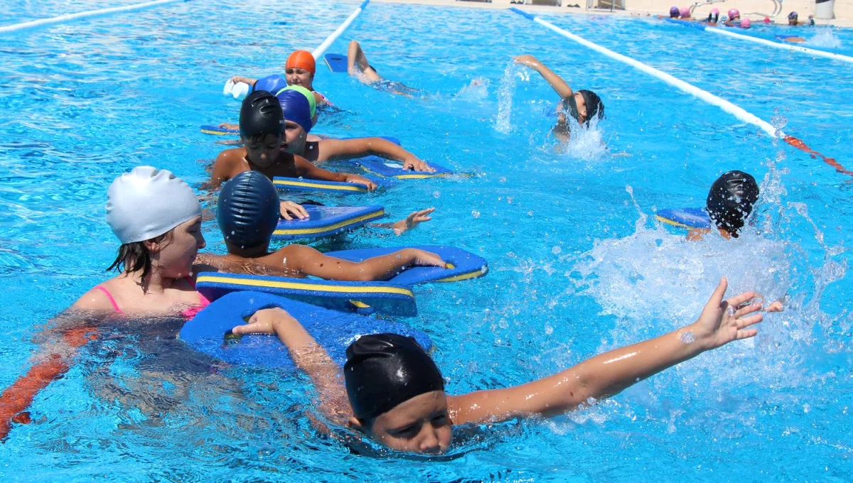 Deniz Olmayan Manisa\'da Günde 500 Kişiye Yüzme Eğitimi Veriliyor