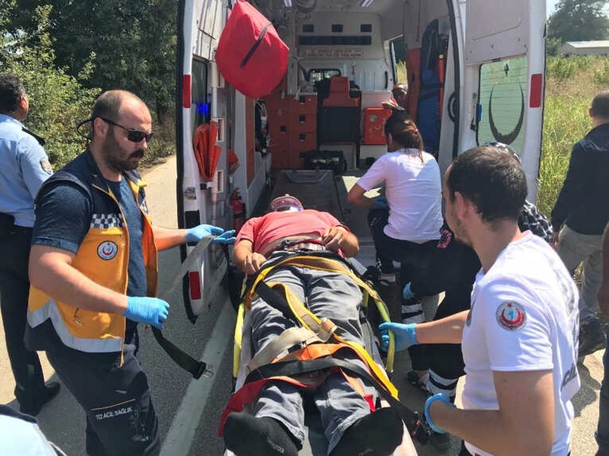 Devrilen Hafriyat Kamyonunda Bulunan Sürücü Yaralı Kurtuldu
