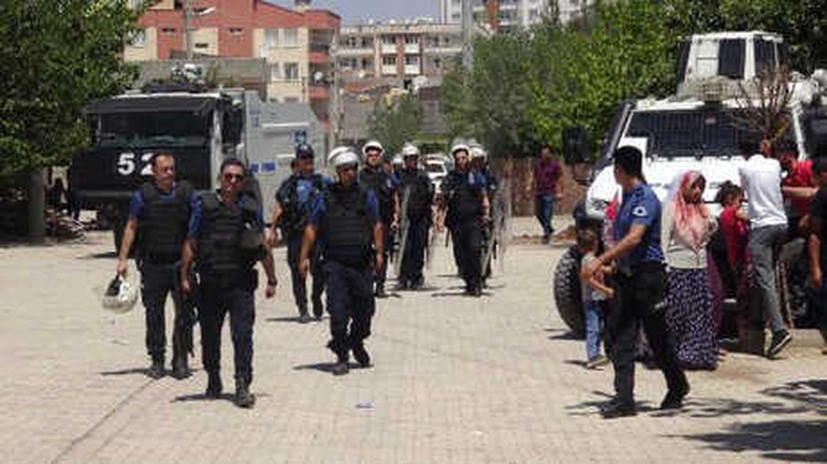 Diyarbakır\'da Elektrik Hatlarının Yenilenmesi Sırasında Gerginlik