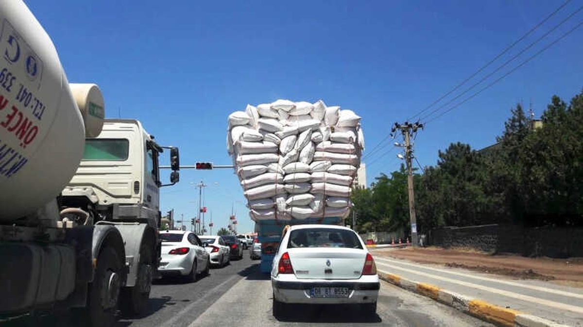 Diyarbakır\'da Saman Yüklü Kamyonlar Tehlike Saçıyor