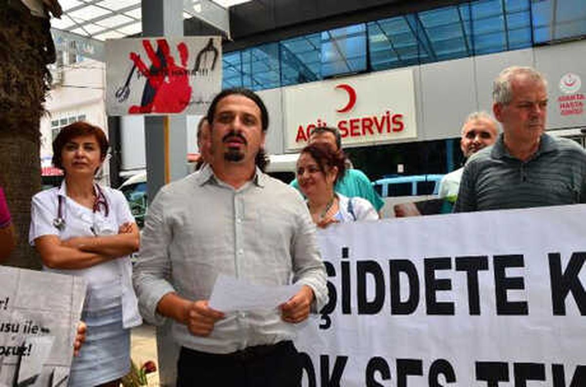 Doktorlardan Şiddet Protestosu