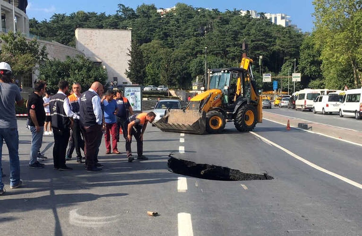 Dolmabahçe\'de Yol Çöktü