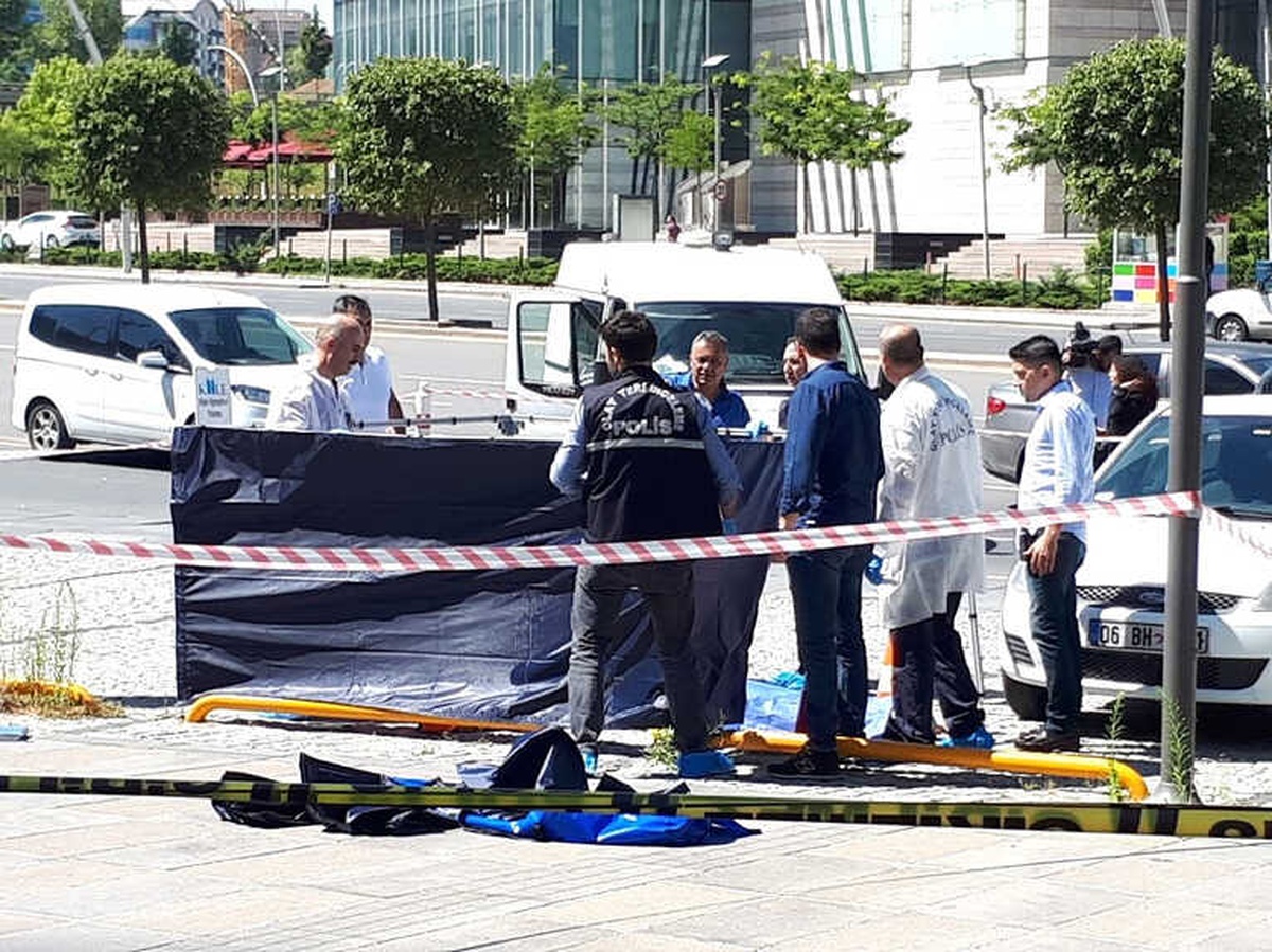 Emekli Astsubay Babasının ve Kardeşinin Önünde Kafasına Sıkarak İntihar Etti