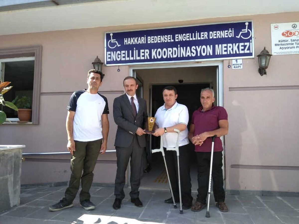 Engellilerden Başkan Vekili Epcim\'e Teşekkür Plaketi