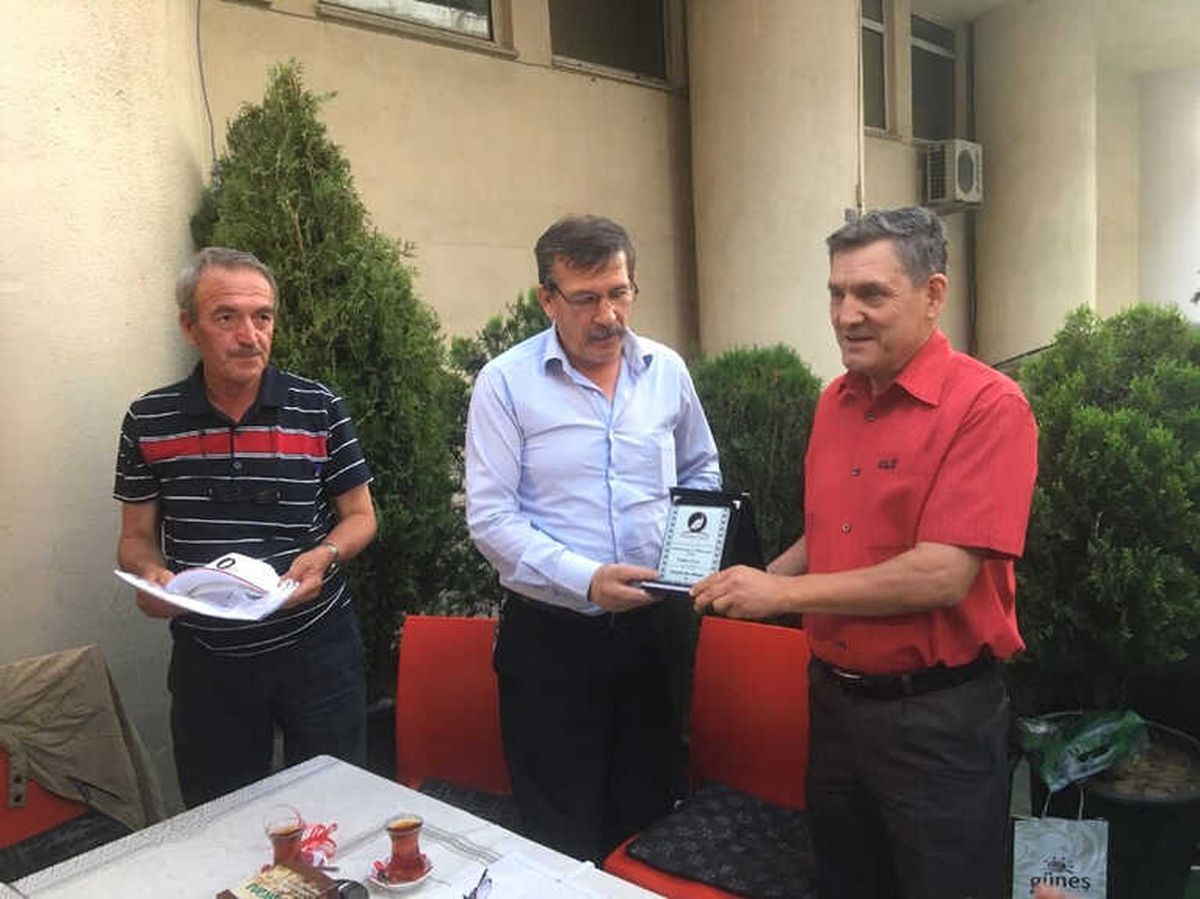 Esbalder Ayhan Oskaylar\'ı Tebrik Etti