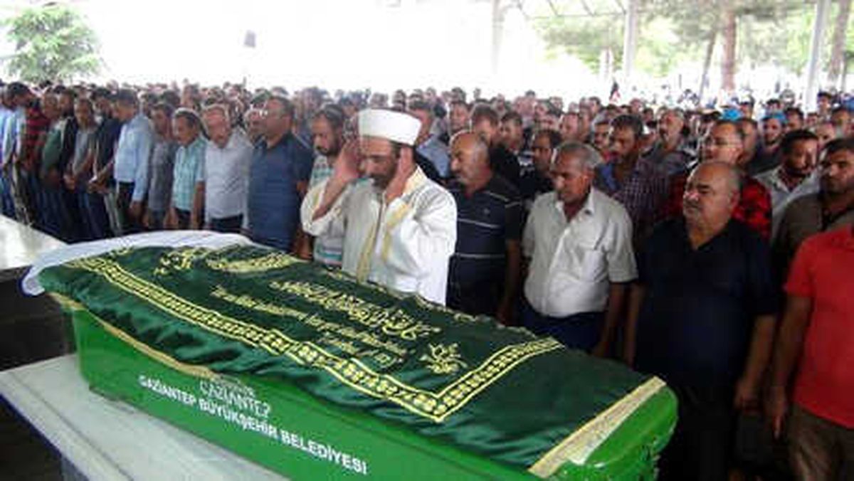 Eşi Tarafından Dövülerek Öldürüldüğü Öne Sürülen Kadın, Toprağa Verildi