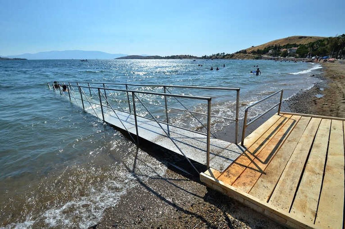 Foça\'daki Rampalar Yüzme Engellini Kaldırdı