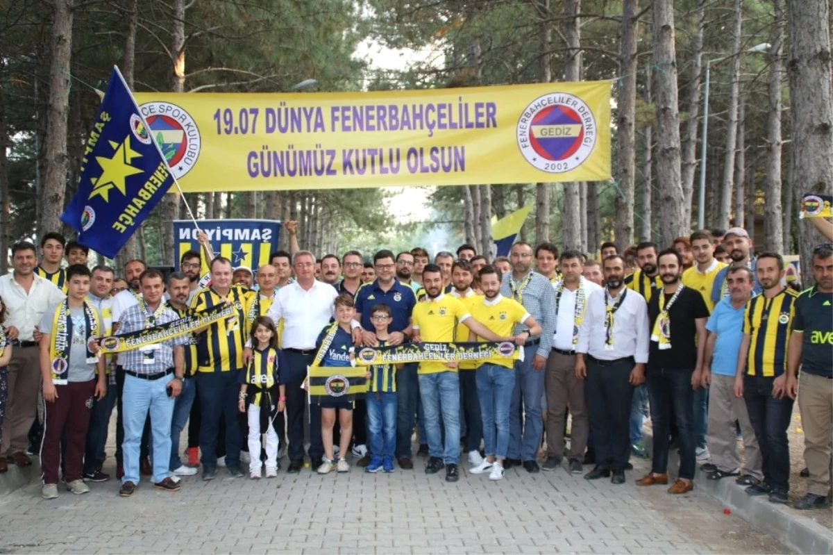 Gediz\'de Dünya Fenerbahçeliler Günü Coşkusu