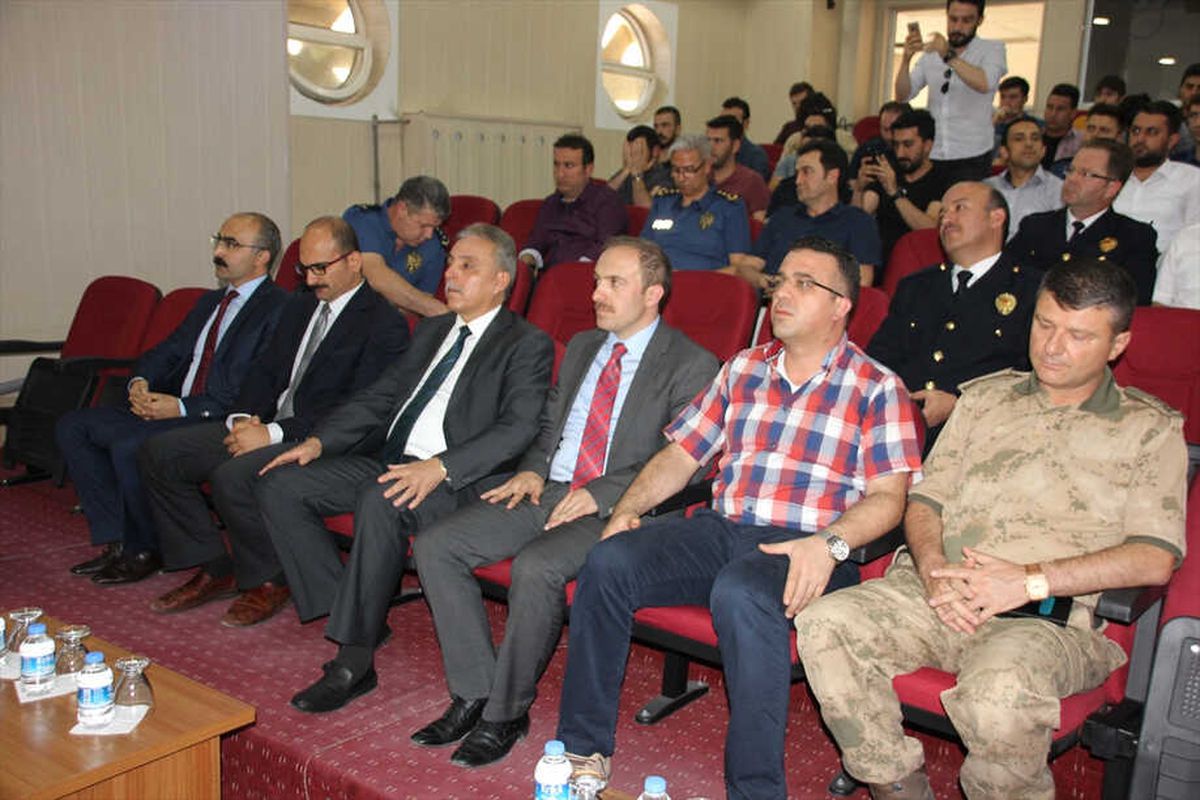 Hakkari\'de Terfi Töreni