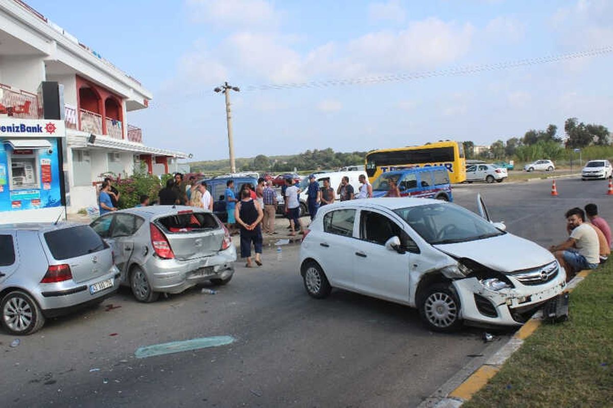 İngiliz Rehber, Yayaya ve Park Halindeki Araçlara Çarptı: 2 Yaralı