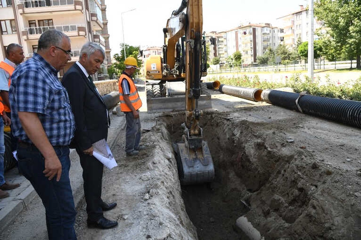 Isparta Belediye Şehrin Altyapısını Santim Santim İşliyor