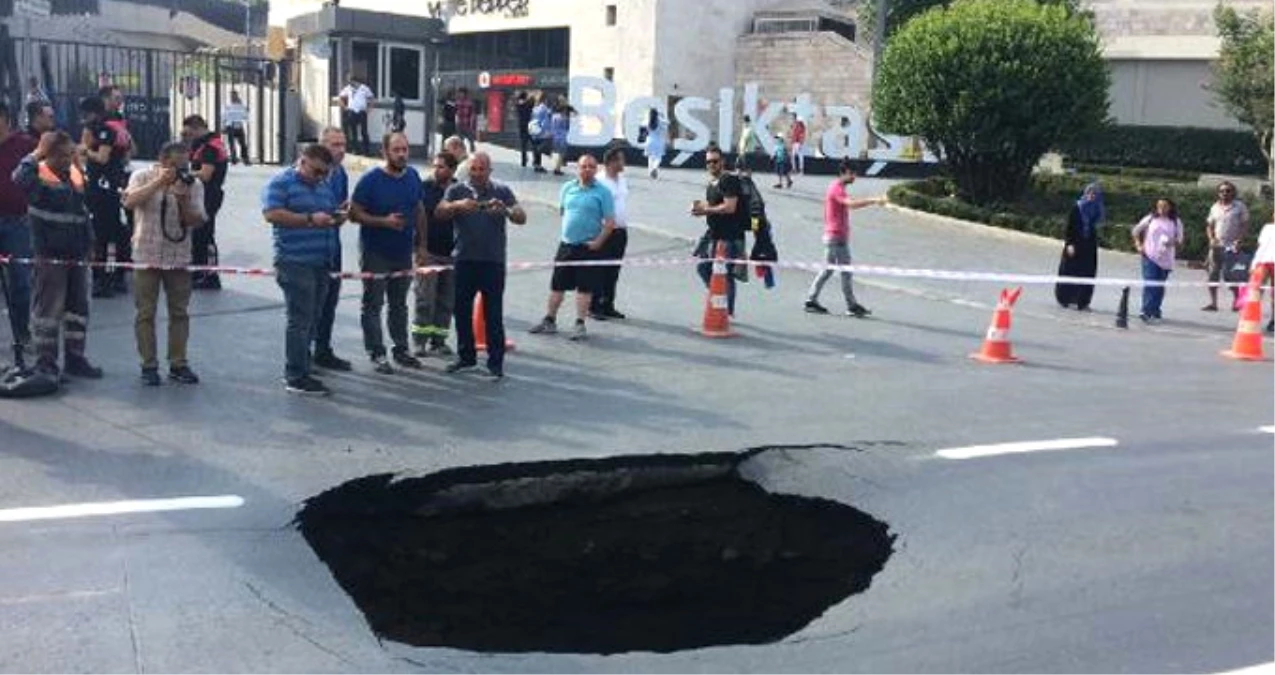 İstanbul Dolmabahçe\'de, Vodafone Park\'ın Önündeki Yol Çöktü!