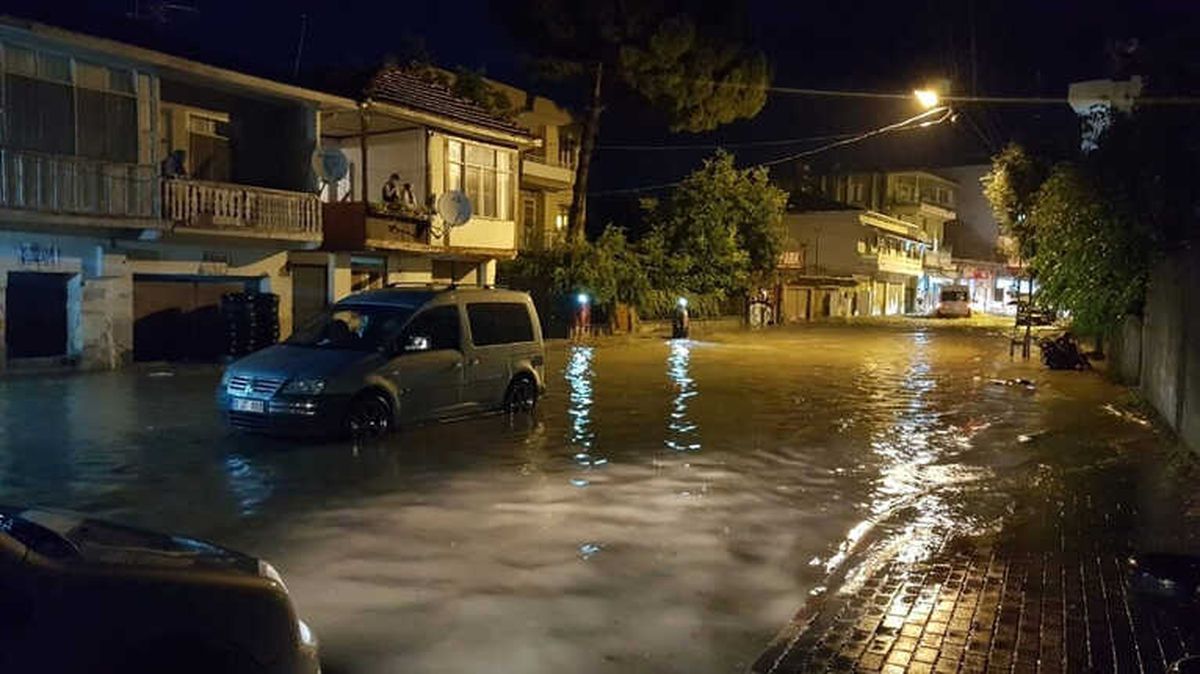 Kadirli\'de Şiddetli Yağmur Su Baskınlarına Neden Oldu