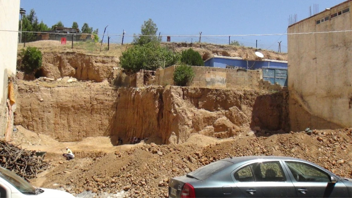 Kızıltepe\'de Arkeologlar Kazı Çalışması Yapıyor