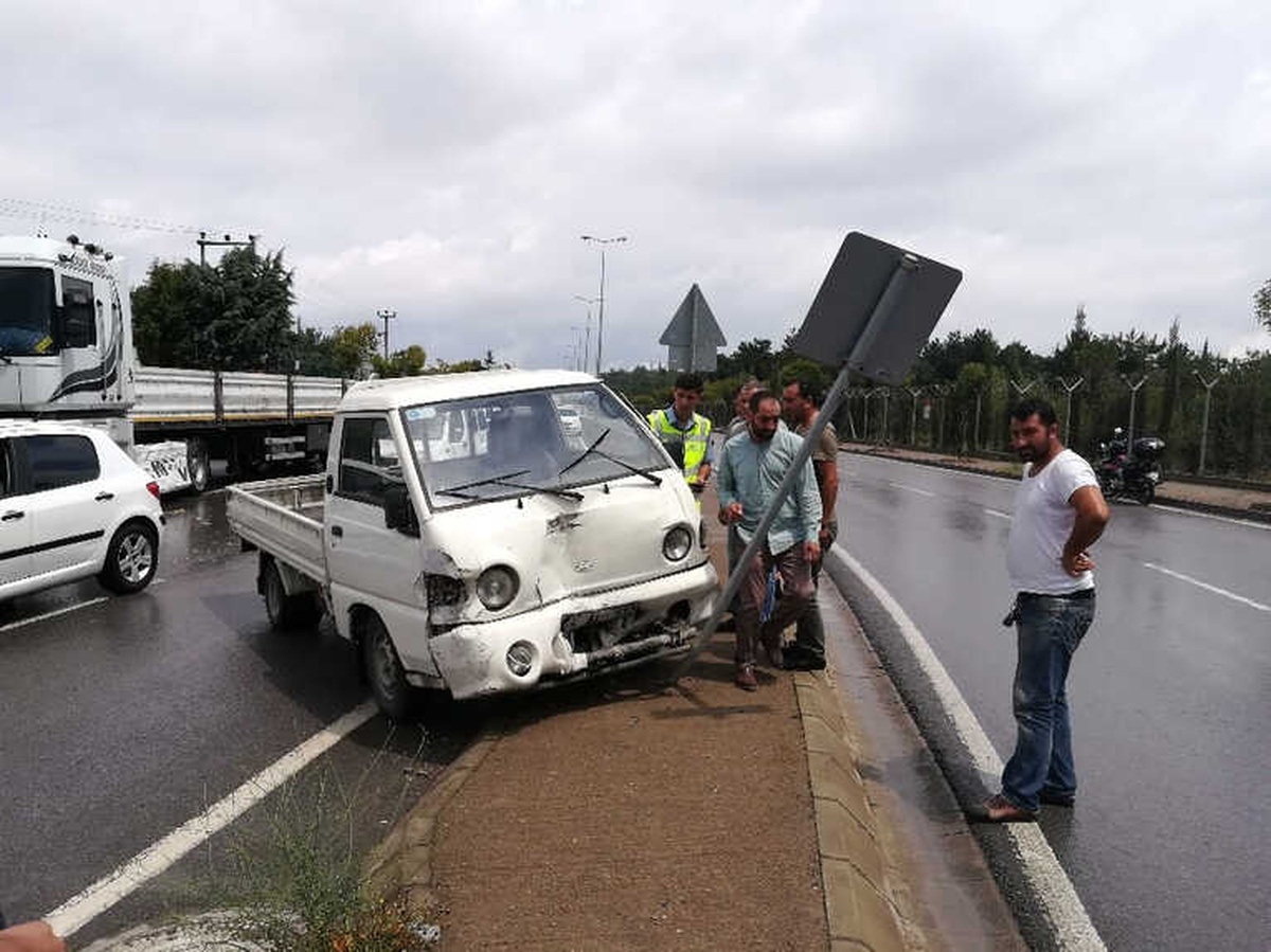Kocaeli\'de Zincirleme Trafik Kazası: 3 Yaralı