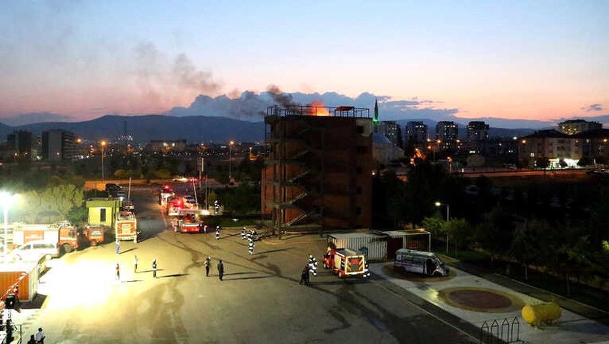 Konya İtfaiyesi\'nden Nefes Kesen Gece Tatbikatı