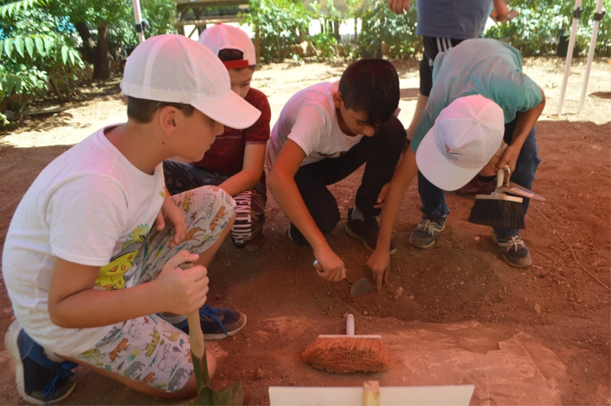 Mardin\'de Çocuk Arkeologlar İş Başında