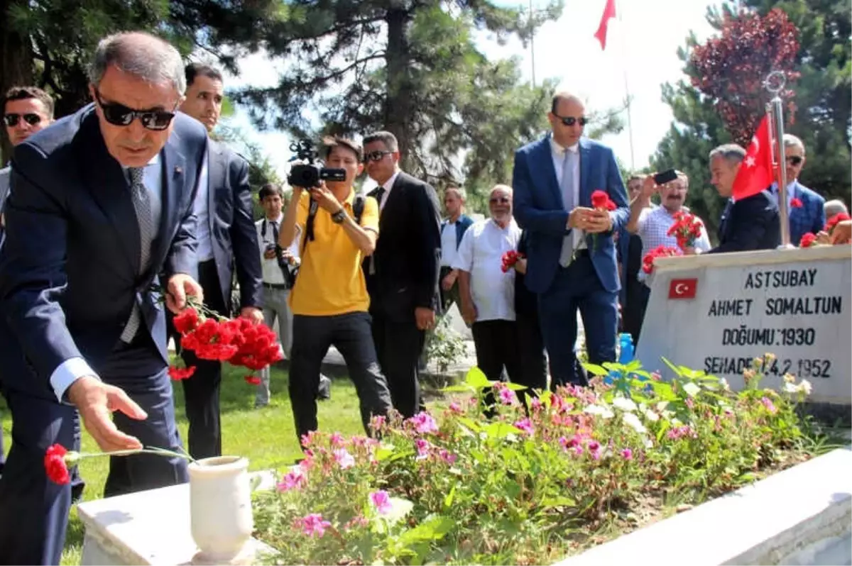 Milli Savunma Bakanı Akar Kayseri\'de Hava Şehitliğini Ziyaret Etti