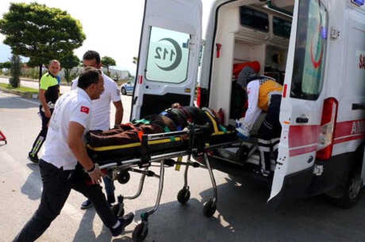 Otomobil ile Çarpışan Halk Otobüsü Devrildi: 6 Yaralı