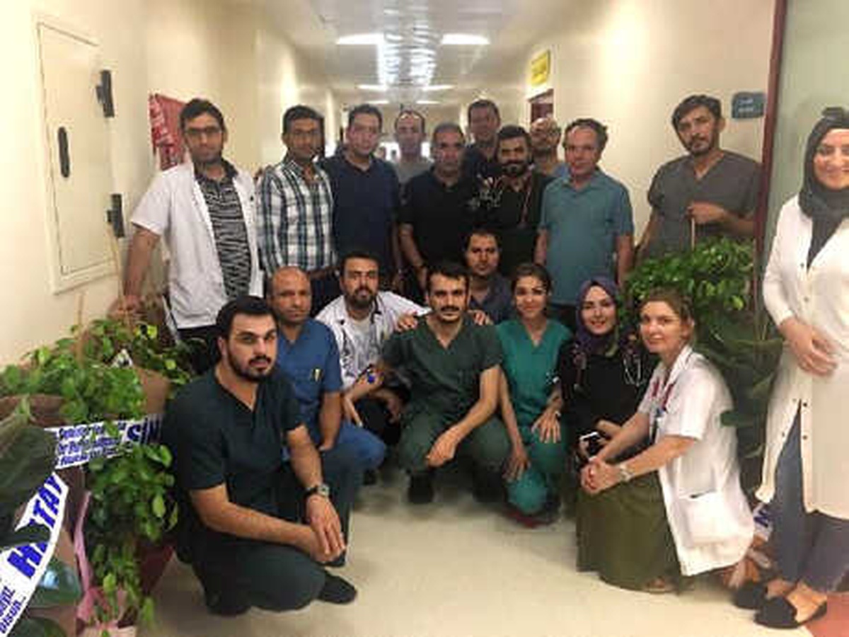 Parke Taşıyla Saldırıya Uğrayan Doktora, Dört Bir Yandan \'Geçmiş Olsun\' Çiçeği