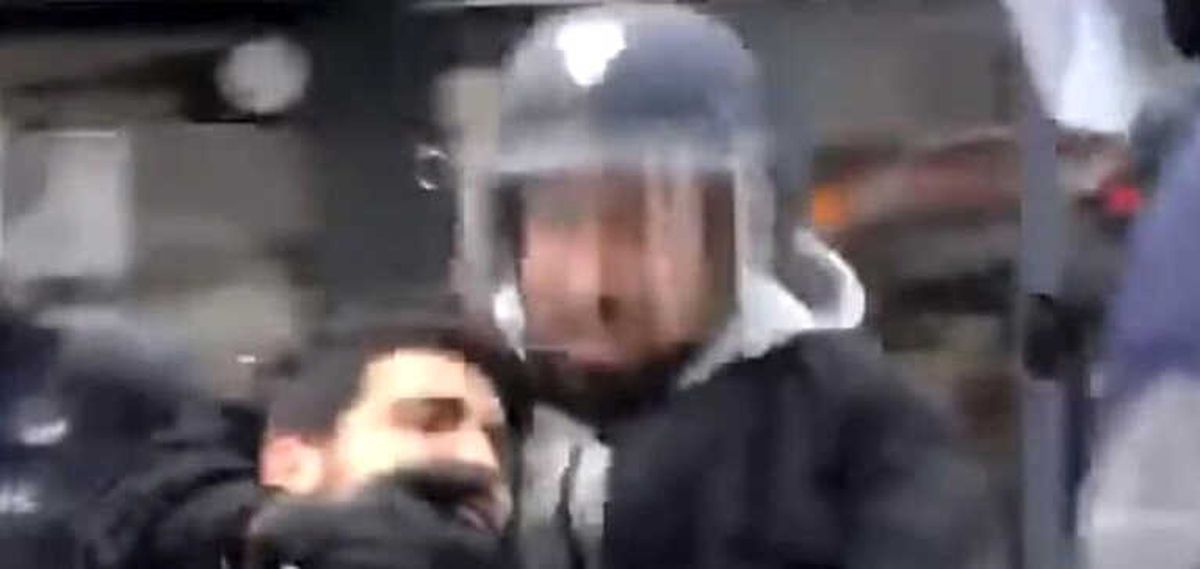 Polis Kılığında Eylemci Döven Macron\'un Danışmanı Gözaltında